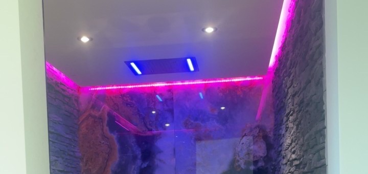 Badkamer in Hengelo met onyx wandpaneel en ledverlichting langs het plafond